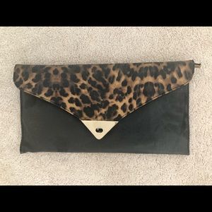 Cheetah print  faux leather clutch.